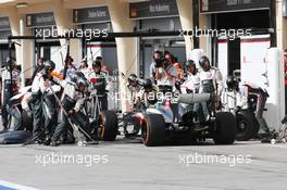 Esteban Gutierrez (MEX) Sauber C32 makes a pit stop. 21.04.2013. Formula 1 World Championship, Rd 4, Bahrain Grand Prix, Sakhir, Bahrain, Race Day