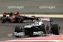 Valtteri Bottas (FIN) Williams FW35 leads Kimi Raikkonen (FIN) Lotus F1 E21. 20.04.2013. Formula 1 World Championship, Rd 4, Bahrain Grand Prix, Sakhir, Bahrain, Qualifying Day