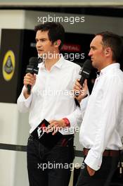 (L to R): Thomas Senecal (FRA) Canal+ F1 Chief Editor and TV Presenter with Frank Montangy (FRA) Canal+ TV Presenter. 20.04.2013. Formula 1 World Championship, Rd 4, Bahrain Grand Prix, Sakhir, Bahrain, Qualifying Day