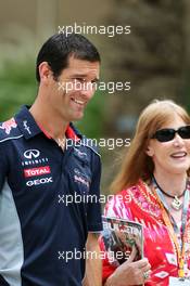 Mark Webber (AUS) Red Bull Racing with Helen Stewart (GBR). 20.04.2013. Formula 1 World Championship, Rd 4, Bahrain Grand Prix, Sakhir, Bahrain, Qualifying Day