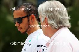 Lewis Hamilton (GBR) Mercedes AMG F1 with Tom Shine (USA) Driver Manager. 20.04.2013. Formula 1 World Championship, Rd 4, Bahrain Grand Prix, Sakhir, Bahrain, Qualifying Day
