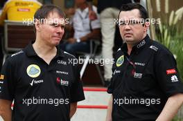 (L to R): Alan Permane (GBR) Lotus F1 Team Trackside Operations Director with Eric Boullier (FRA) Lotus F1 Team Principal. 20.04.2013. Formula 1 World Championship, Rd 4, Bahrain Grand Prix, Sakhir, Bahrain, Qualifying Day