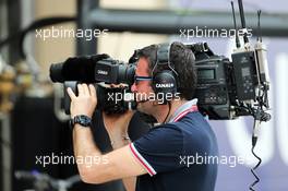 Canal+ TV Cameraman. 20.04.2013. Formula 1 World Championship, Rd 4, Bahrain Grand Prix, Sakhir, Bahrain, Qualifying Day