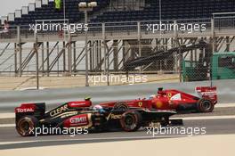 Fernando Alonso (ESP) Ferrari F138 spins in the third practice session and is passed by Romain Grosjean (FRA) Lotus F1 E21. 20.04.2013. Formula 1 World Championship, Rd 4, Bahrain Grand Prix, Sakhir, Bahrain, Qualifying Day