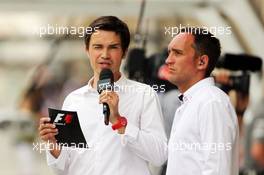 (L to R): Thomas Senecal (FRA) Canal+ F1 Chief Editor and TV Presenter with Frank Montangy (FRA) Canal+ TV Presenter. 20.04.2013. Formula 1 World Championship, Rd 4, Bahrain Grand Prix, Sakhir, Bahrain, Qualifying Day
