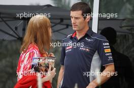 Mark Webber (AUS) Red Bull Racing with Helen Stewart (GBR). 20.04.2013. Formula 1 World Championship, Rd 4, Bahrain Grand Prix, Sakhir, Bahrain, Qualifying Day