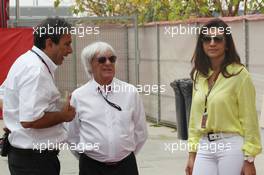 (L to R): Pasquale Lattuneddu (ITA) of the FOM with Bernie Ecclestone (GBR) CEO Formula One Group (FOM) and his fiance Fabiana Flosi (BRA). 20.04.2013. Formula 1 World Championship, Rd 4, Bahrain Grand Prix, Sakhir, Bahrain, Qualifying Day
