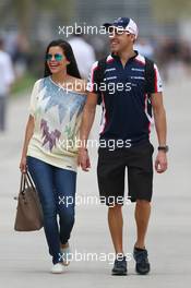 Pastor Maldonado (VEN) Williams with his wife Gabriele Tarkany. 20.04.2013. Formula 1 World Championship, Rd 4, Bahrain Grand Prix, Sakhir, Bahrain, Qualifying Day
