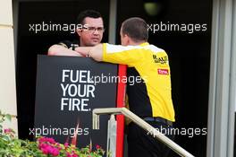 (L to R): Eric Boullier (FRA) Lotus F1 Team Principal with Rob White (GBR) Renault Sport Deputy Managing Director (Technical). 20.04.2013. Formula 1 World Championship, Rd 4, Bahrain Grand Prix, Sakhir, Bahrain, Qualifying Day