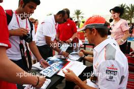 Jenson Button (GBR) McLaren signs autographs for the fans. 20.04.2013. Formula 1 World Championship, Rd 4, Bahrain Grand Prix, Sakhir, Bahrain, Qualifying Day