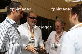 Carlos Slim Sr (MEX) Telmex and America Movil Chairman and Chief Executive (Second left) with Carlos Slim Jr (MEX) (Left). 21.04.2013. Formula 1 World Championship, Rd 4, Bahrain Grand Prix, Sakhir, Bahrain, Race Day