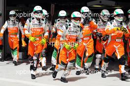 Sahara Force India F1 Team mechanics practice pit stops. 21.04.2013. Formula 1 World Championship, Rd 4, Bahrain Grand Prix, Sakhir, Bahrain, Race Day