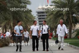 Jenson Button (GBR) McLaren with Mike Collier (GBR) Personal Trainer and John Button (GBR). 18.04.2013. Formula 1 World Championship, Rd 4, Bahrain Grand Prix, Sakhir, Bahrain, Preparation Day