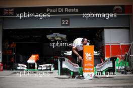 Sahara Force India F1 Team mechanic works on the Sahara Force India F1 VJM06 nosecone. 18.04.2013. Formula 1 World Championship, Rd 4, Bahrain Grand Prix, Sakhir, Bahrain, Preparation Day