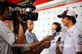 Esteban Gutierrez (MEX) Sauber with the media. 18.04.2013. Formula 1 World Championship, Rd 4, Bahrain Grand Prix, Sakhir, Bahrain, Preparation Day