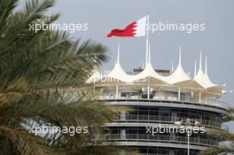 Bahrain flag and building. 18.04.2013. Formula 1 World Championship, Rd 4, Bahrain Grand Prix, Sakhir, Bahrain, Preparation Day