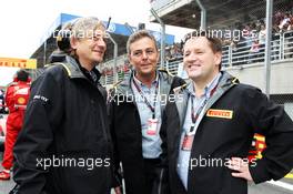 Mario Isola (ITA) Pirelli Racing Manager (Centre) and Paul Hembery (GBR) Pirelli Motorsport Director (Right) on the grid. 24.11.2013. Formula 1 World Championship, Rd 19, Brazilian Grand Prix, Sao Paulo, Brazil, Race Day.