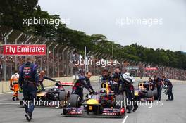 Sebastian Vettel (GER) Red Bull Racing being pushed to his grid position. 24.11.2013. Formula 1 World Championship, Rd 19, Brazilian Grand Prix, Sao Paulo, Brazil, Race Day.