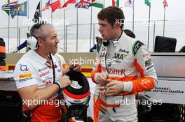Paul di Resta (GBR) Sahara Force India F1 with Gerry Convy (GBR) Personal Trainer on the grid. 24.11.2013. Formula 1 World Championship, Rd 19, Brazilian Grand Prix, Sao Paulo, Brazil, Race Day.