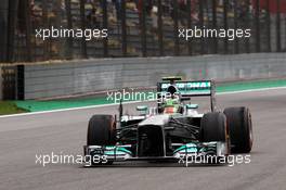 Lewis Hamilton (GBR) Mercedes AMG F1 W04 with a punctured rear tyre after contact with Valtteri Bottas (FIN) Williams FW35. 24.11.2013. Formula 1 World Championship, Rd 19, Brazilian Grand Prix, Sao Paulo, Brazil, Race Day.