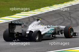 Lewis Hamilton (GBR) Mercedes AMG F1 W04 with a punctured rear tyre. 24.11.2013. Formula 1 World Championship, Rd 19, Brazilian Grand Prix, Sao Paulo, Brazil, Race Day.