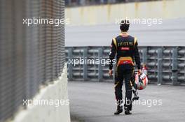 Romain Grosjean (FRA) Lotus F1 Team walks back to the pits after he retired from the race with a blown engine. 24.11.2013. Formula 1 World Championship, Rd 19, Brazilian Grand Prix, Sao Paulo, Brazil, Race Day.