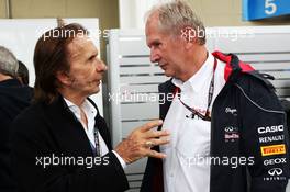 (L to R): Emerson Fittipaldi (BRA) with Dr Helmut Marko (AUT) Red Bull Motorsport Consultant. 23.11.2013. Formula 1 World Championship, Rd 19, Brazilian Grand Prix, Sao Paulo, Brazil, Qualifying Day.