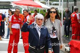 Bernie Ecclestone (GBR) CEO Formula One Group (FOM) with his wife Fabiana Flosi (BRA). 24.11.2013. Formula 1 World Championship, Rd 19, Brazilian Grand Prix, Sao Paulo, Brazil, Race Day.