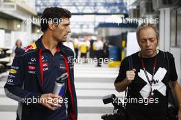 (L to R): Mark Webber (AUS) Red Bull Racing with Mark Thompson (GBR) Getty Images Photographer. 24.11.2013. Formula 1 World Championship, Rd 19, Brazilian Grand Prix, Sao Paulo, Brazil, Race Day.