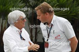 (L to R): Bernie Ecclestone (GBR) CEO Formula One Group (FOM) with Jonathan Jonathan Nicholas (GBR) FOM Television Executive Producer. 24.11.2013. Formula 1 World Championship, Rd 19, Brazilian Grand Prix, Sao Paulo, Brazil, Race Day.