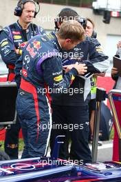 Sebastian Vettel (GER) Red Bull Racing with Guillaume Rocquelin (ITA) Red Bull Racing Race Engineer on the grid. 09.06.2013. Formula 1 World Championship, Rd 7, Canadian Grand Prix, Montreal, Canada, Race Day.