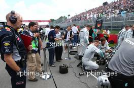 Adrian Newey (GBR) Red Bull Racing Chief Technical Officer looks at Nico Rosberg (GER) Mercedes AMG F1 W04 on the grid. 09.06.2013. Formula 1 World Championship, Rd 7, Canadian Grand Prix, Montreal, Canada, Race Day.
