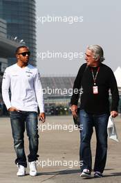Lewis Hamilton (GBR) Mercedes AMG F1 with Tom Shine (USA) Driver Manager. 12.04.2013. Formula 1 World Championship, Rd 3, Chinese Grand Prix, Shanghai, China, Practice Day.