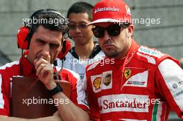 Fernando Alonso (ESP) Ferrari on the grid with Andrea Stella (ITA) Ferrari Race Engineer. 14.04.2013. Formula 1 World Championship, Rd 3, Chinese Grand Prix, Shanghai, China, Race Day.