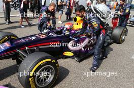 Sebastian Vettel (GER) Red Bull Racing and his car being cooled on the grid. 14.04.2013. Formula 1 World Championship, Rd 3, Chinese Grand Prix, Shanghai, China, Race Day.