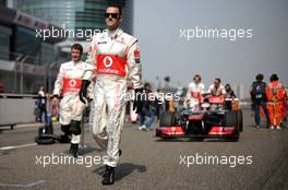 McLaren Mercedes mechanic 14.04.2013. Formula 1 World Championship, Rd 3, Chinese Grand Prix, Shanghai, China, Race Day.
