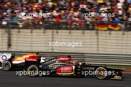 Kimi Raikkonen (FIN) Lotus F1 E21 and Paul di Resta (GBR) Sahara Force India VJM06 battle for position. 14.04.2013. Formula 1 World Championship, Rd 3, Chinese Grand Prix, Shanghai, China, Race Day.