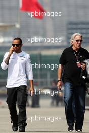 (L to R): Lewis Hamilton (GBR) Mercedes AMG F1 with Tom Shine (USA) Driver Manager. 13.04.2013. Formula 1 World Championship, Rd 3, Chinese Grand Prix, Shanghai, China, Qualifying Day.
