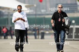 (L to R): Lewis Hamilton (GBR) Mercedes AMG F1 with Tom Shine (USA) Driver Manager. 13.04.2013. Formula 1 World Championship, Rd 3, Chinese Grand Prix, Shanghai, China, Qualifying Day.