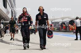 Daniel Ricciardo (AUS) Scuderia Toro Rosso with Stuart Smith (AUS) Scuderia Toro Rosso Physio.