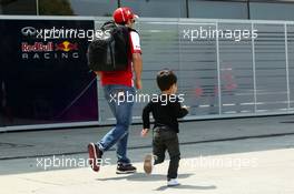 Felipe Massa (BRA) Ferrari with his son Felipinho 14.04.2013. Formula 1 World Championship, Rd 3, Chinese Grand Prix, Shanghai, China, Race Day.