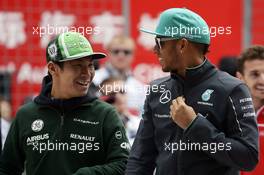 (L to R): Kamui Kobayashi (JPN) Caterham with Lewis Hamilton (GBR) Mercedes AMG F1 on the drivers parade. 20.04.2014. Formula 1 World Championship, Rd 4, Chinese Grand Prix, Shanghai, China, Race Day.