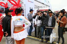 Fans and atmosphere. 20.04.2014. Formula 1 World Championship, Rd 4, Chinese Grand Prix, Shanghai, China, Race Day.