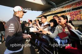 Nico Hulkenberg (GER) Sauber signs autographs for the fans. 11.04.2013. Formula 1 World Championship, Rd 3, Chinese Grand Prix, Shanghai, China, Preparation Day.