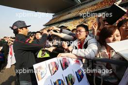 Daniel Ricciardo (AUS) Scuderia Toro Rosso signs autographs for the fans. 11.04.2013. Formula 1 World Championship, Rd 3, Chinese Grand Prix, Shanghai, China, Preparation Day.