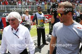 (L to R): Bernie Ecclestone (GBR) CEO Formula One Group (FOM) with Sebastien Loeb (FRA) Porsche AG on the grid. 12.05.2013. Formula 1 World Championship, Rd 5, Spanish Grand Prix, Barcelona, Spain, Race Day