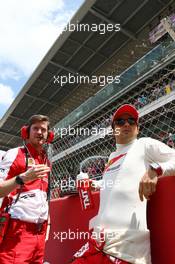 Felipe Massa (BRA) Ferrari with Rob Smedley (GBR) Ferrari Race Engineer on the grid. 12.05.2013. Formula 1 World Championship, Rd 5, Spanish Grand Prix, Barcelona, Spain, Race Day