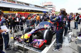 Red Bull Racing mechanic on the grid has his photo taken by a Lotus F1 Team mechanic. 12.05.2013. Formula 1 World Championship, Rd 5, Spanish Grand Prix, Barcelona, Spain, Race Day