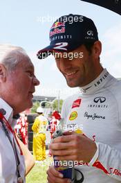 Mark Webber (AUS) Red Bull Racing with Alan Jones (AUS) FIA Steward on the grid. 12.05.2013. Formula 1 World Championship, Rd 5, Spanish Grand Prix, Barcelona, Spain, Race Day