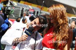 Will Buxton (GBR) NBS Sports Network TV Presenter with a grid girl. 12.05.2013. Formula 1 World Championship, Rd 5, Spanish Grand Prix, Barcelona, Spain, Race Day